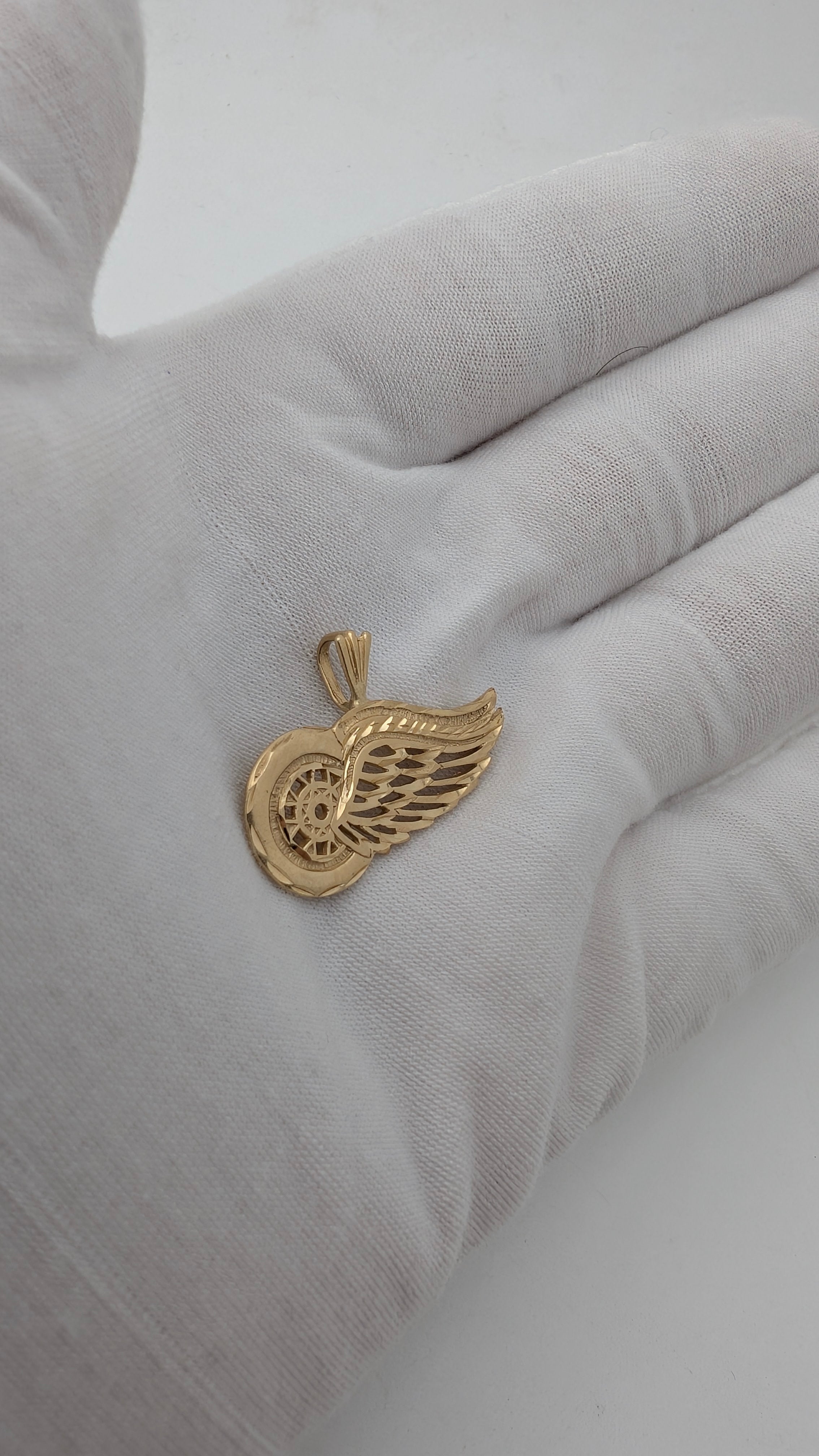 Vintage 14K Gold Detroit Red Wings Winged Wheel Pendant | Official NHL 1986 | 2.58g