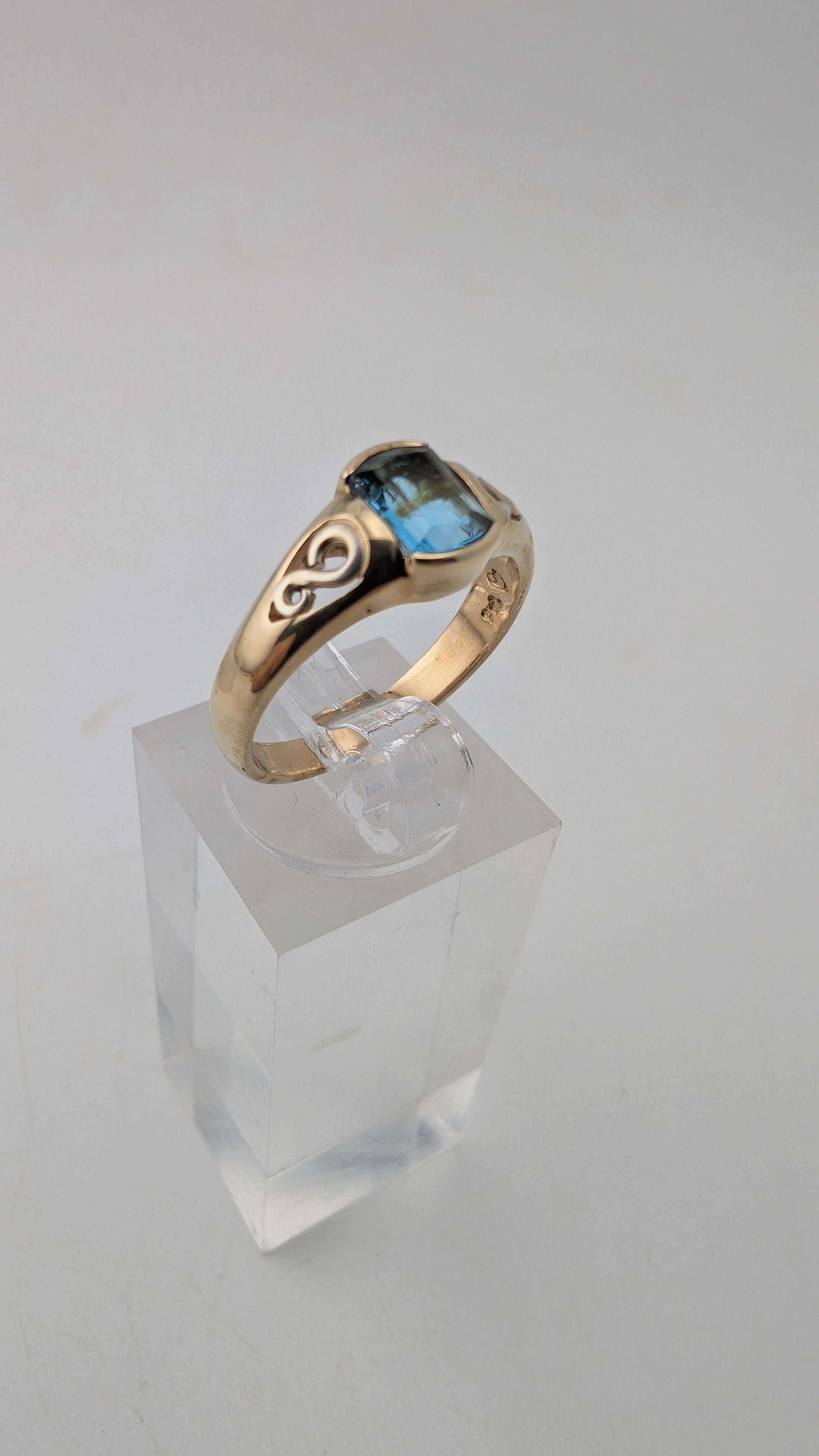 Vintage 9K Gold Blue Gemstone Ring Size 6.75 – 3.35g – Bezel Set