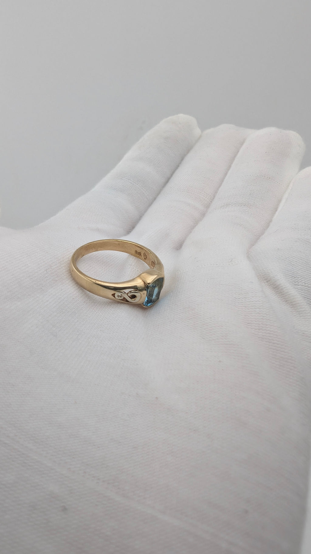 Vintage 9K Gold Blue Gemstone Ring Size 6.75 – 3.35g – Bezel Set