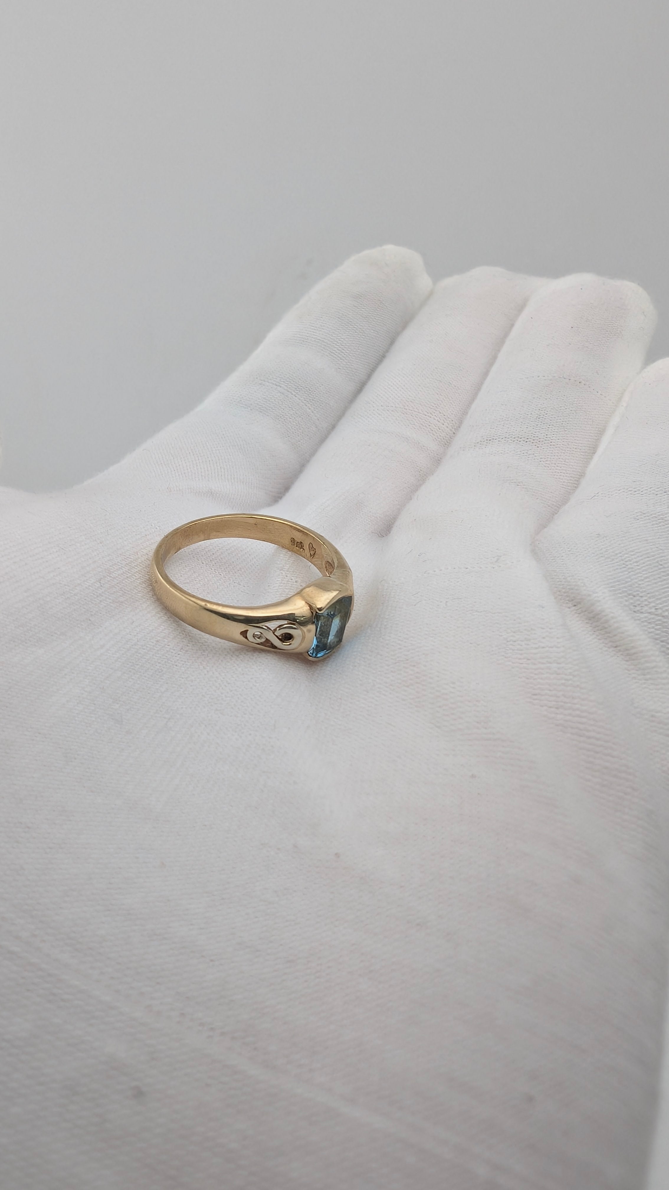 Vintage 9K Gold Blue Gemstone Ring Size 6.75 – 3.35g – Bezel Set