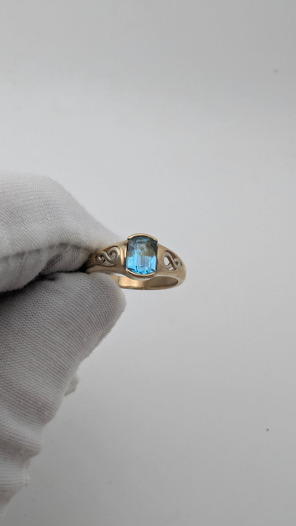Vintage 9K Gold Blue Gemstone Ring Size 6.75 – 3.35g – Bezel Set