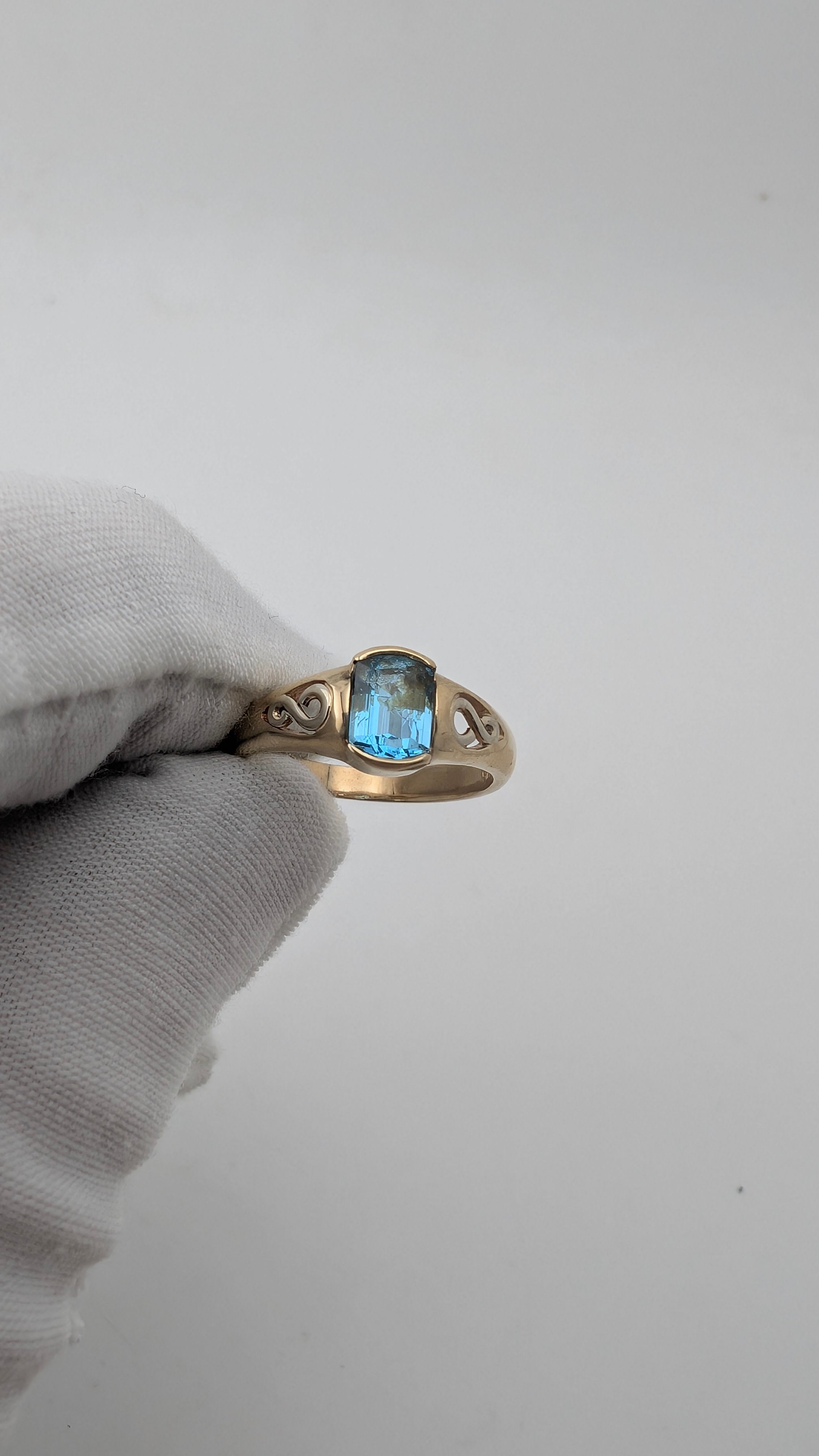 Vintage 9K Gold Blue Gemstone Ring Size 6.75 – 3.35g – Bezel Set