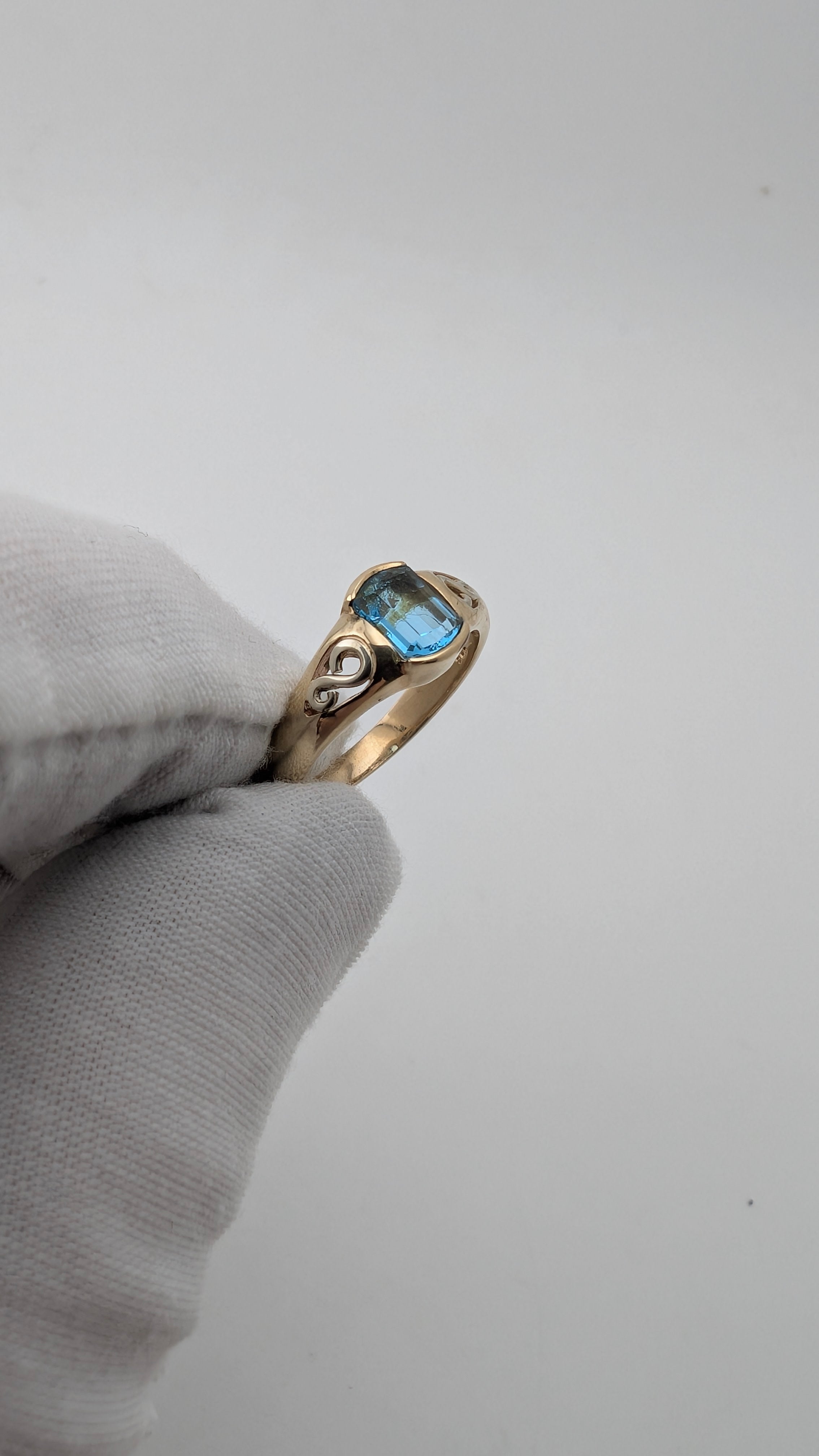 Vintage 9K Gold Blue Gemstone Ring Size 6.75 – 3.35g – Bezel Set