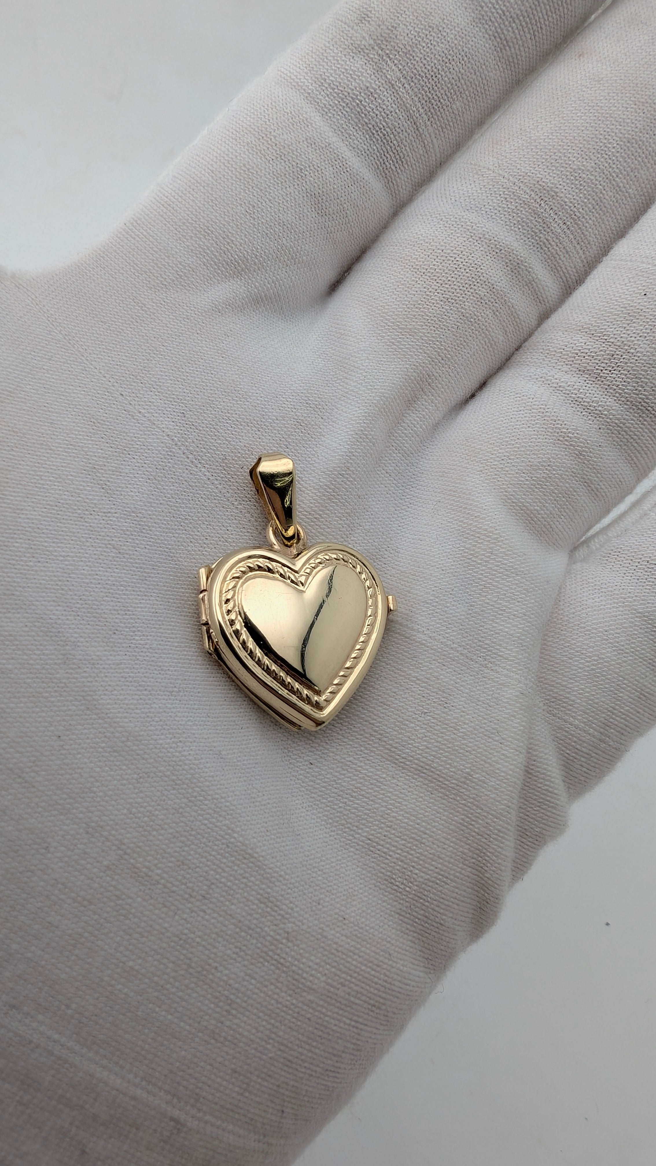 Vintage 10K Yellow Gold Heart Locket Pendant | Engraved Border | 3.6g