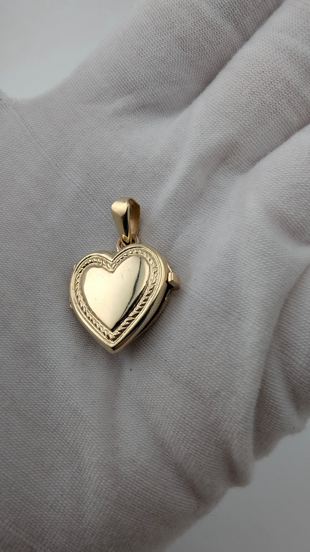 Vintage 10K Yellow Gold Heart Locket Pendant | Engraved Border | 3.6g